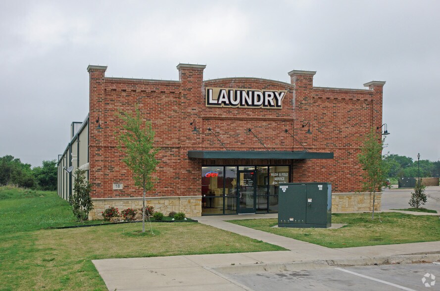 More Photos Of 205 S Main St, Red Oak Freestanding For Lease