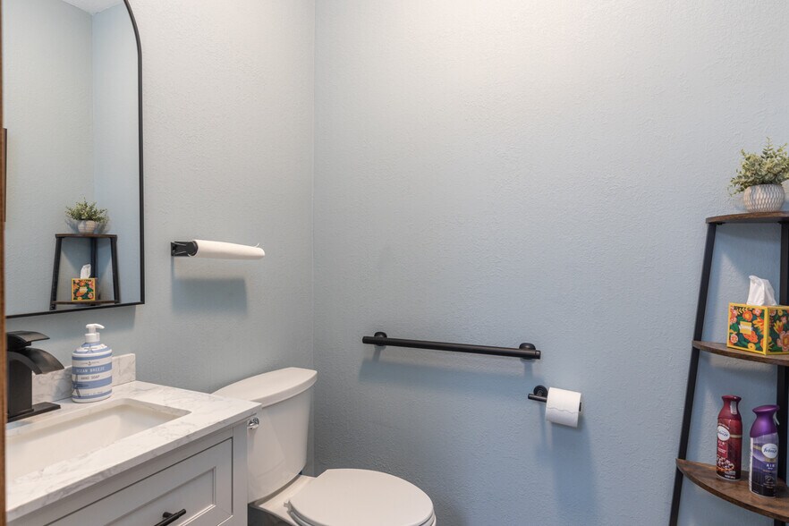 More Photos Of 1650 S Main St, Oshkosh Office For Sale