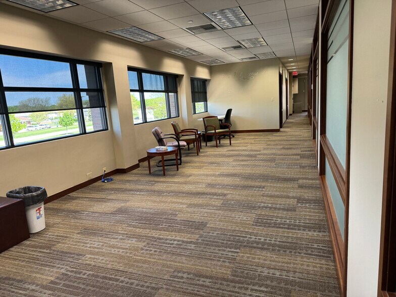More Photos Of 109 Veterans Pky, Yorkville Office For Lease