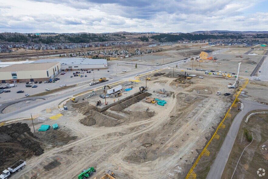 More Photos Of 264 Park St, Cochrane Storefront Retail Office For Lease