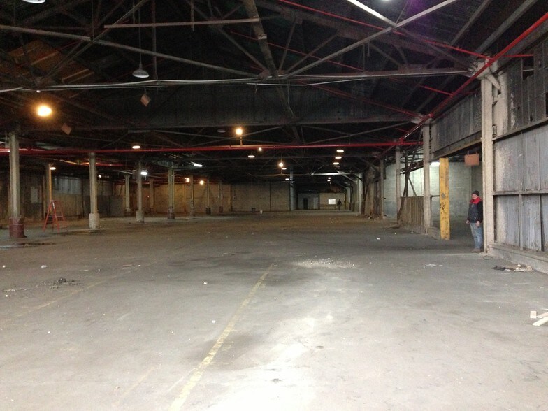 More Photos Of 500 Oakpoint Ave, Bronx Warehouse For Lease