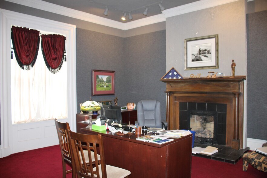 More Photos Of 135 College St, Gallatin Bank For Lease