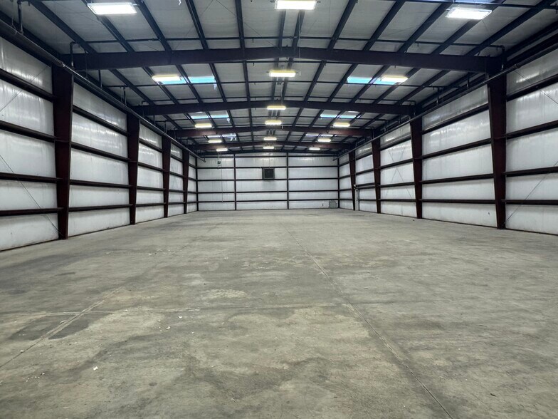 More Photos Of 204 N WW White Rd, San Antonio Distribution For Lease