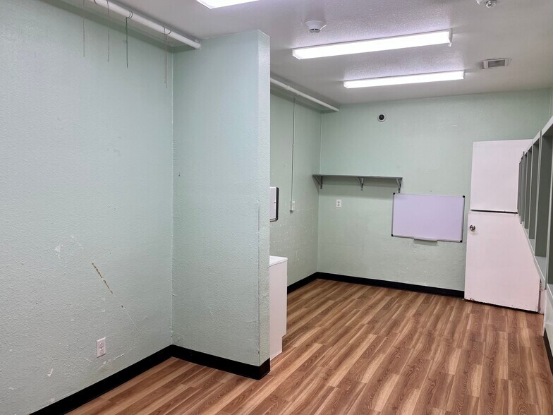 More Photos Of 2317 Handley Dr, Fort Worth General Retail For Sale