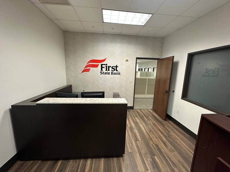 More Photos Of 400 W Oak St, Denton Office For Lease