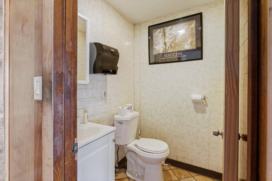 More Photos Of 415 Emerson Ave, Hampstead Restaurant For Sale