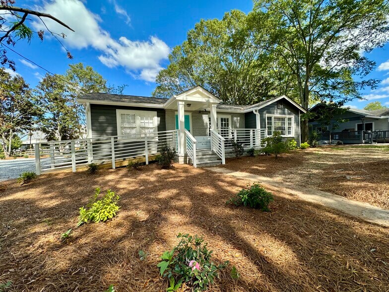 More Photos Of 41 Woodstock Rd, Roswell Office For Lease