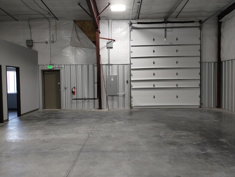 More Photos Of 1670 Paonia St, Colorado Springs Distribution For Lease