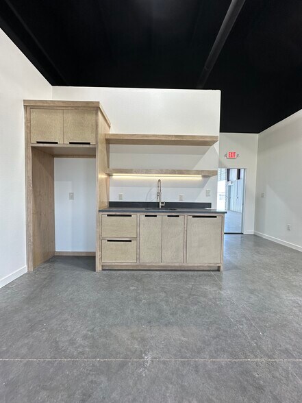 More Photos Of 1608 S County Road 1101, Midland Warehouse For Lease