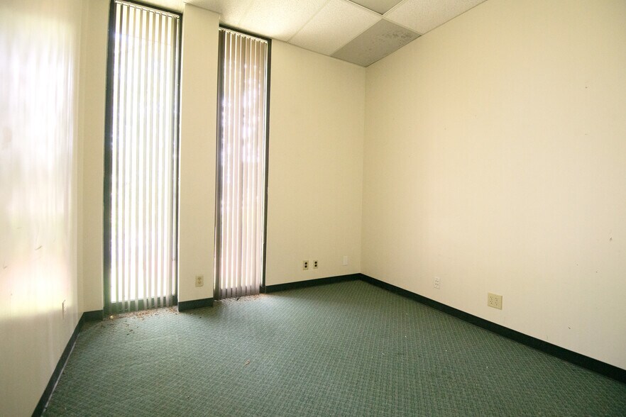 More Photos Of 1330 N Park St, Carrollton Medical For Sale