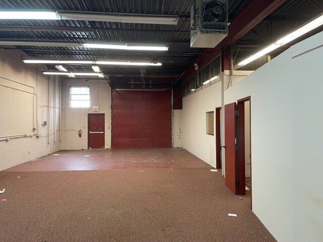 More Photos Of 2515-2555 Veterans Dr, Posen Light Distribution For Lease