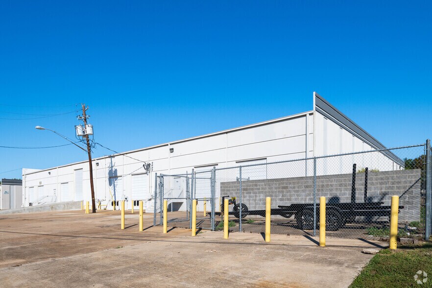 More Photos Of 7615 Metro Center Dr, Austin Warehouse For Lease