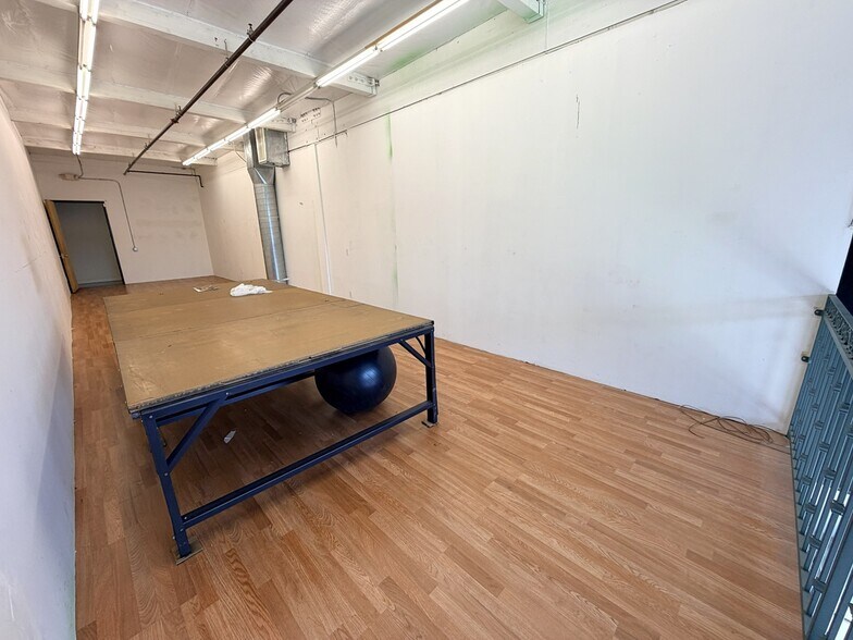 More Photos Of 951 Crocker St, Los Angeles Storefront Retail Office For Lease