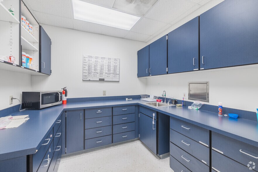 More Photos Of 570 Long Point Rd, Mount Pleasant Medical For Lease