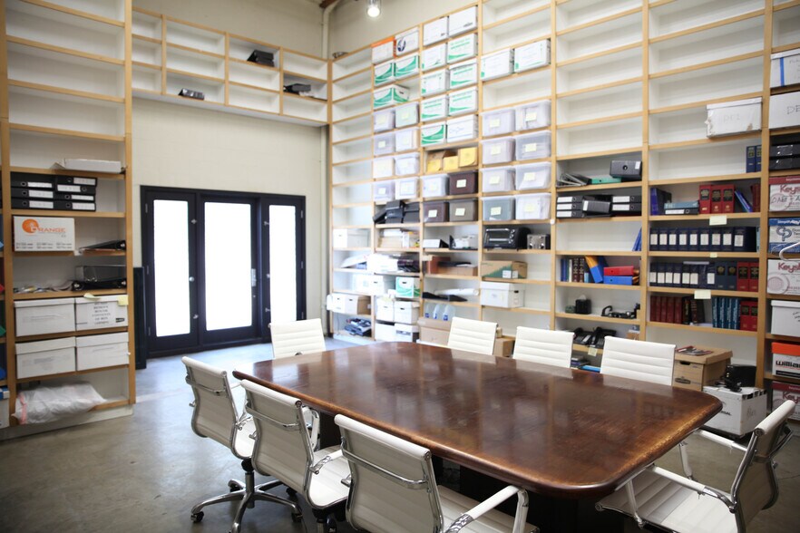 More Photos Of 2300 S Sepulveda Blvd, Los Angeles Office For Lease
