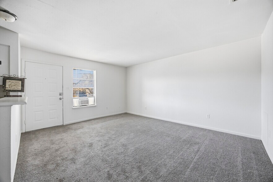 More Photos Of 1105 Westwood Ln, Giddings Apartments For Sale