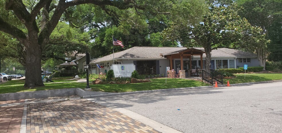 More Photos Of 1001 Avenue B, Katy Storefront Retail Office For Lease