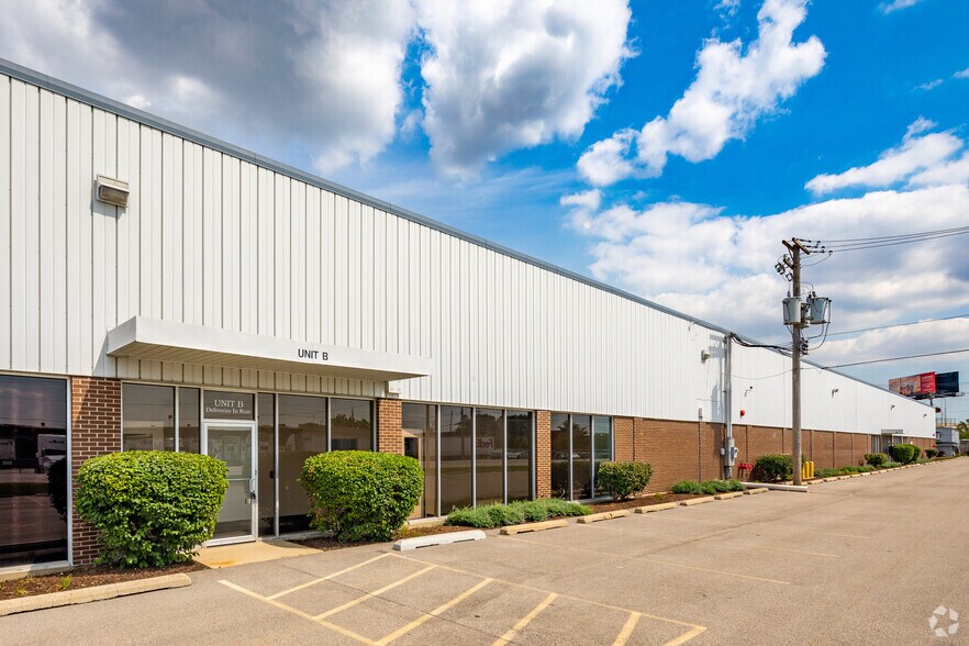 More Photos Of 2200 S Mount Prospect Rd, Des Plaines Distribution For Lease