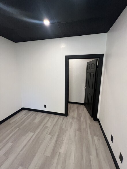 More Photos Of 31546 Railroad Canyon Rd, Canyon Lake Freestanding For Lease
