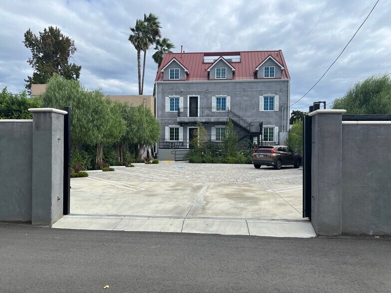 Primary Photo Of 7053 Owensmouth Ave, Canoga Park Office For Lease