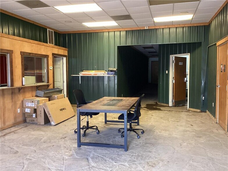 More Photos Of 540 E Church St, Jasper Auto Repair For Sale