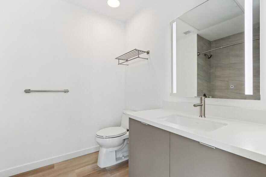 More Photos Of 9900 Venice Blvd, Culver City Apartments For Lease