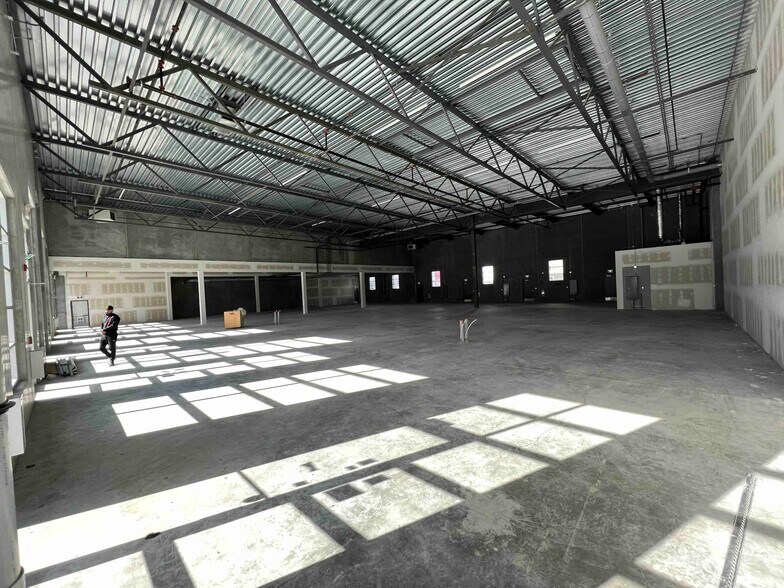 More Photos Of 6520 36 St NE, Calgary Freestanding For Sale