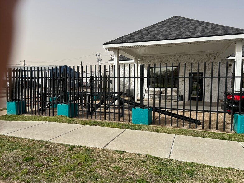 More Photos Of 2001 E Lancaster Ave, Fort Worth Auto Dealership For Sale