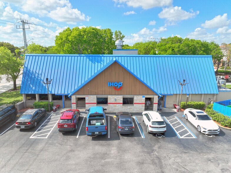 Primary Photo Of 6101 N University Dr, Fort Lauderdale Restaurant For Sale