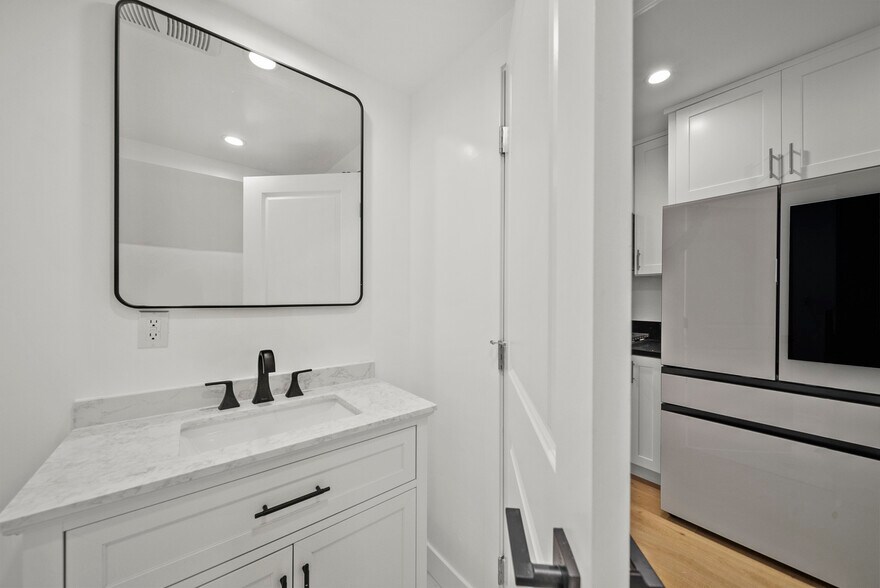 More Photos Of 11488 Burbank Blvd, North Hollywood Flex For Sale