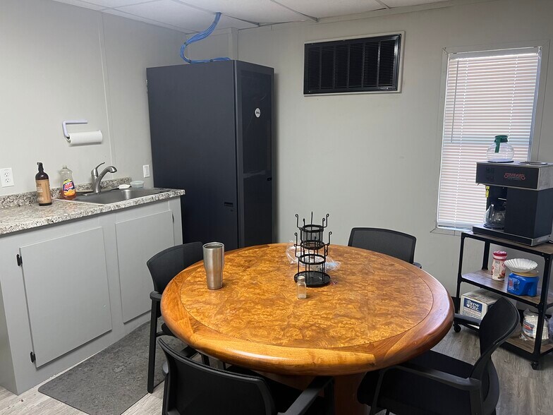More Photos Of 20218 Crosby Fwy, Crosby Flex For Lease