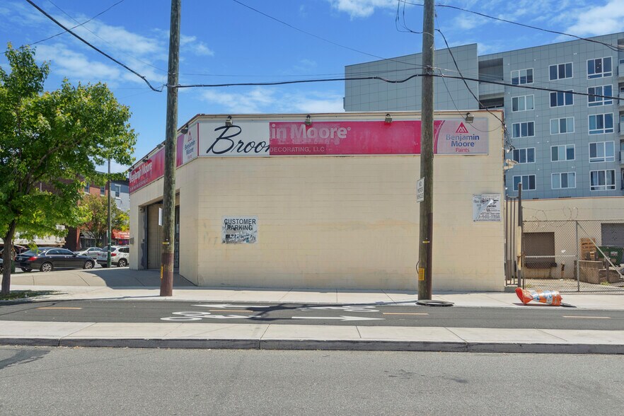 More Photos Of 210 W Girard Ave, Philadelphia Storefront For Sale