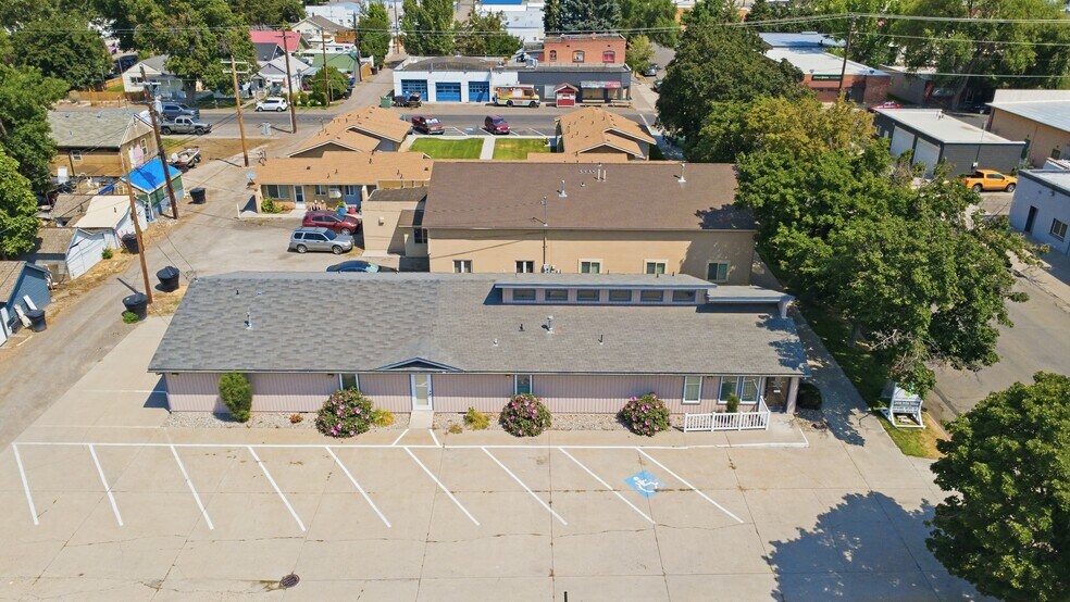 Primary Photo Of 425 Idaho St, Gooding Medical For Sale