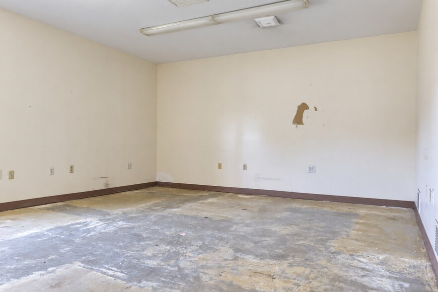 More Photos Of 101 Newbury Hollow Ln, Syracuse Warehouse For Lease