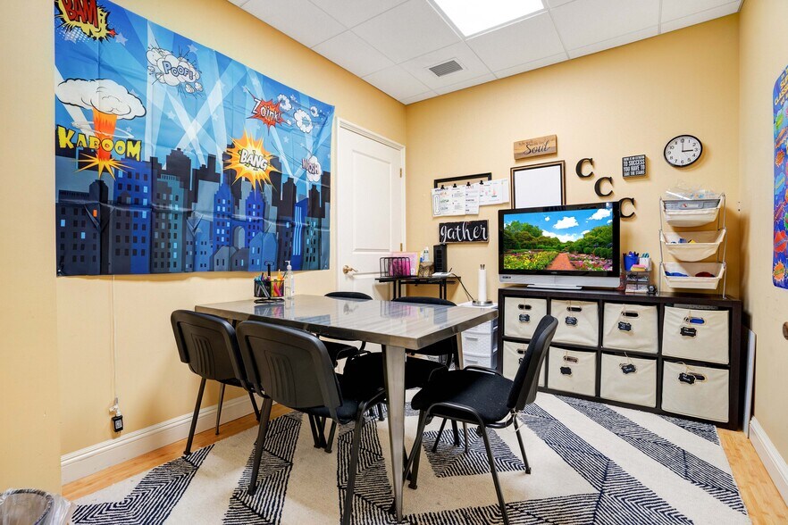 More Photos Of 260 Lookout Pl, Maitland Medical For Sale
