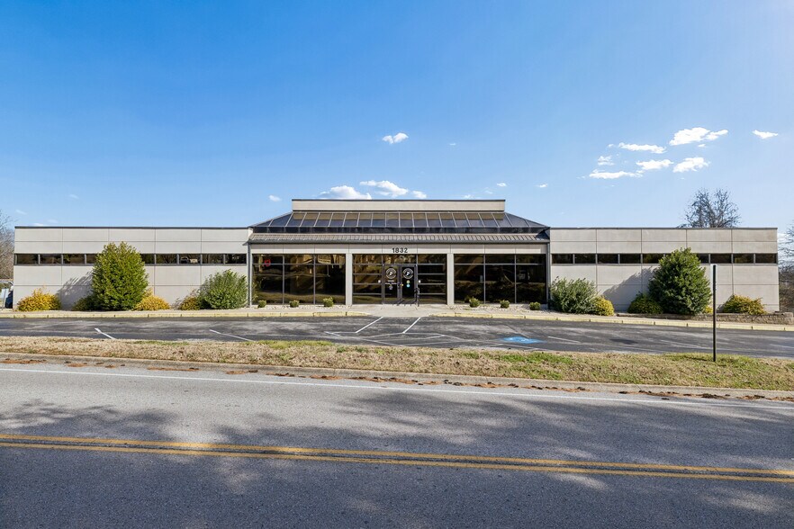 Primary Photo Of 1832 Memorial Dr, Clarksville Medical For Lease