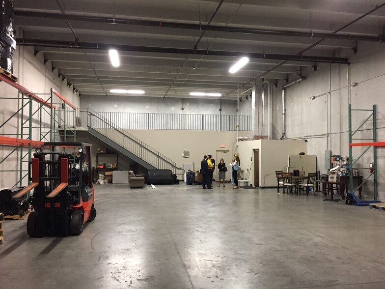 More Photos Of 13431-13453 NW 19th Ln, Miami Warehouse For Lease