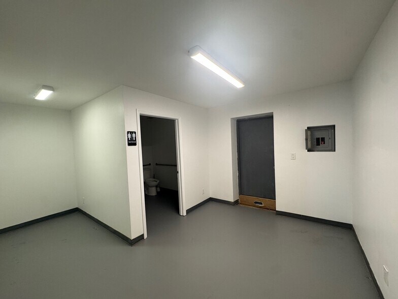 More Photos Of 519-533 NE 34th St, Oakland Park Warehouse For Lease