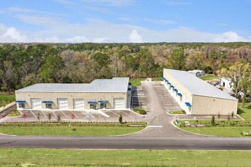 More Photos Of 7120 Sampey Rd, Groveland Business Park For Lease