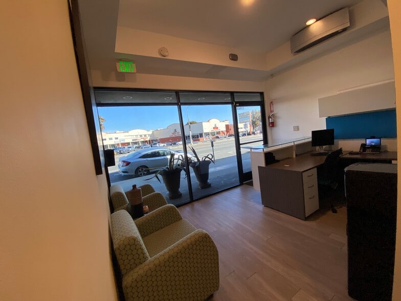 More Photos Of 17942-17944 Ventura Blvd, Encino Storefront Retail Office For Lease