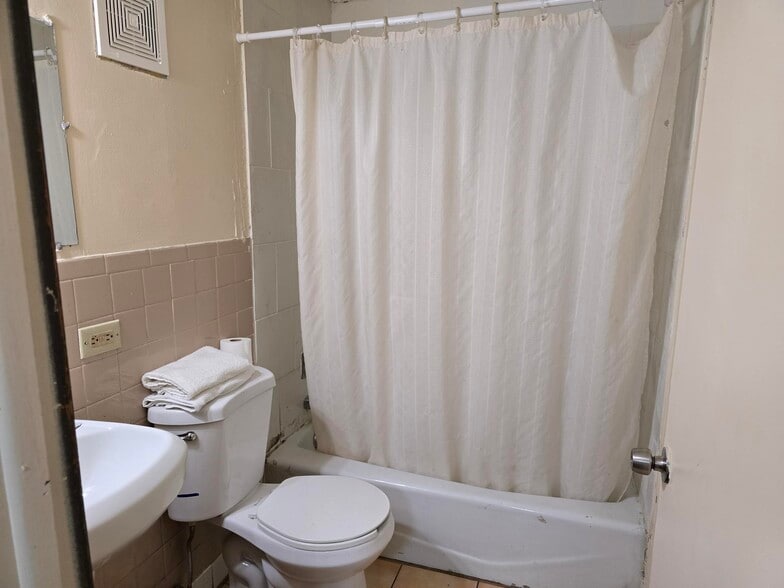 More Photos Of 7621 S Cottage Grove Ave, Chicago Hotel For Sale