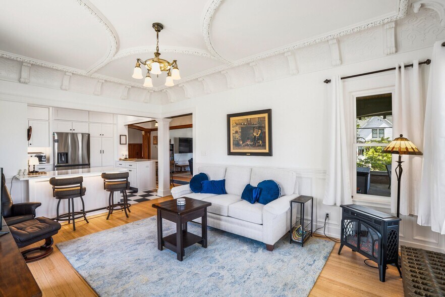 More Photos Of 90 S Main St, Hartford Hospitality For Sale