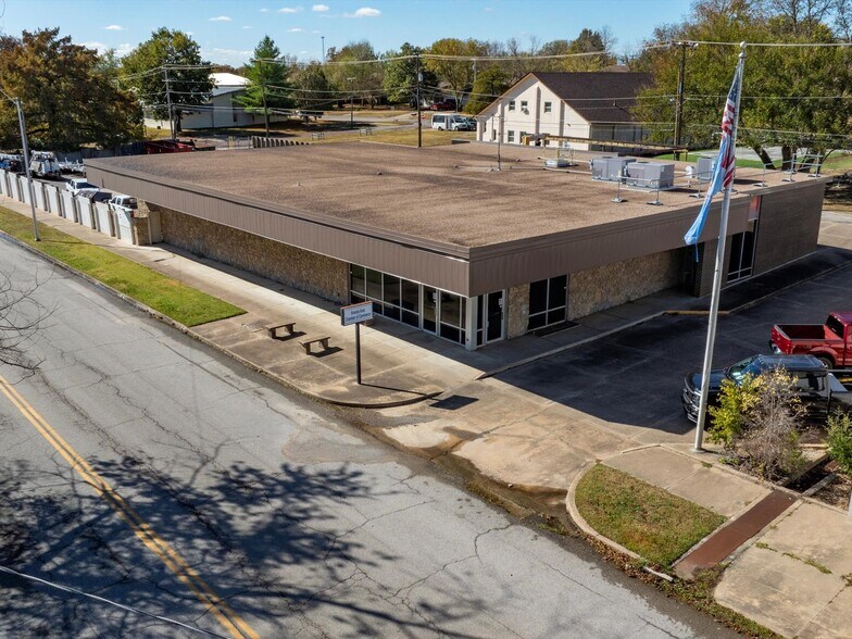 More Photos Of 126 S Maple St, Nowata Office For Sale