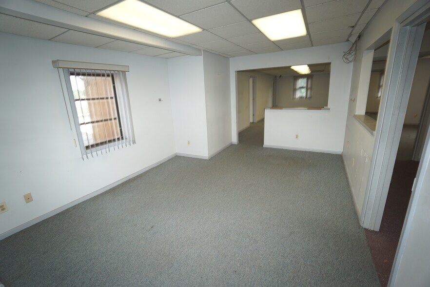 More Photos Of 924 N Wood Ave, Linden Medical For Lease