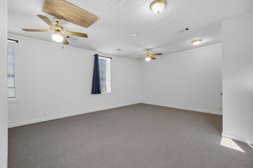 More Photos Of 101 East St, Hutto Storefront Retail Office For Lease