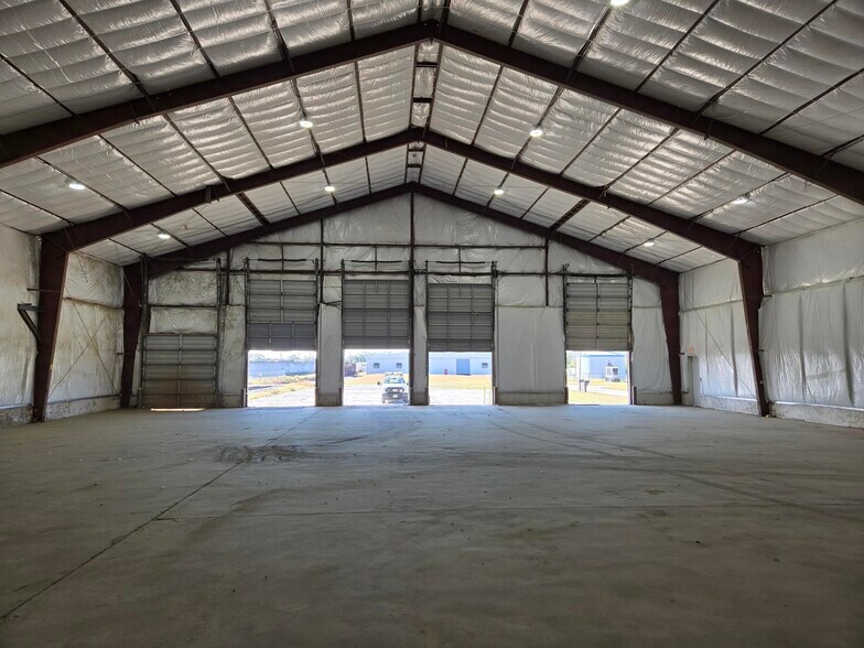 More Photos Of 181-185 Sabre Dr, Sebring Warehouse For Lease