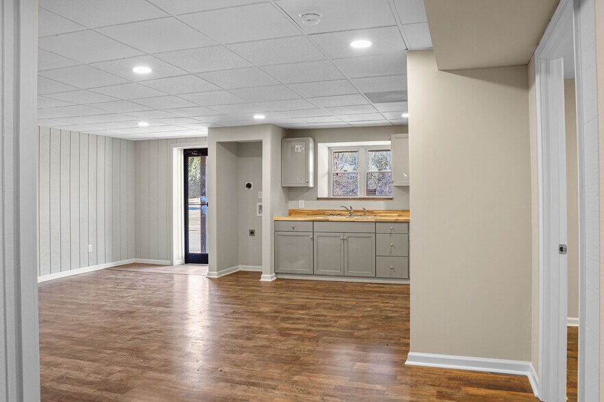 More Photos Of 300 E Gold St, Kings Mountain Office For Lease