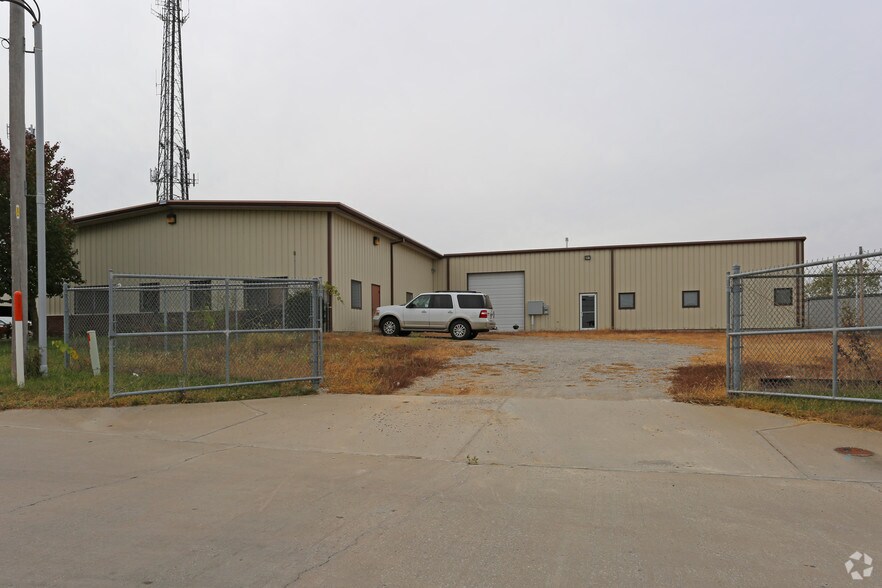 Primary Photo Of 6214 NW Kelly Dr, Parkville Flex For Lease