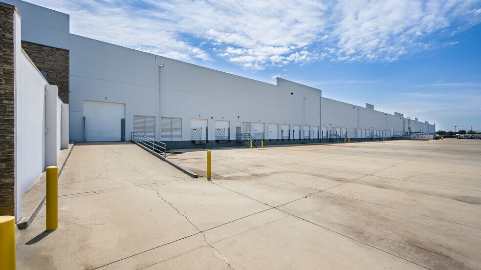 More Photos Of 1070 S Kimball Ave, Southlake Distribution For Lease