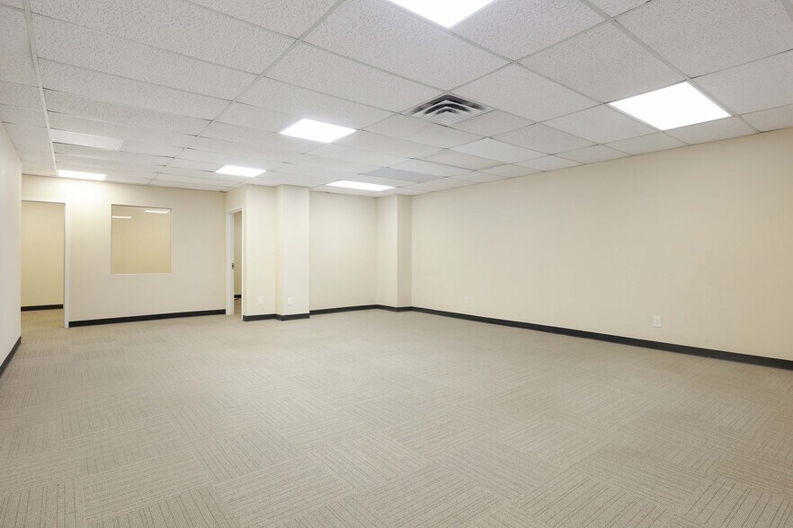 More Photos Of 36 W Main St, Freehold Medical For Lease